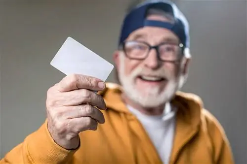 Карта пенсионера: что она дает и где ее получить?