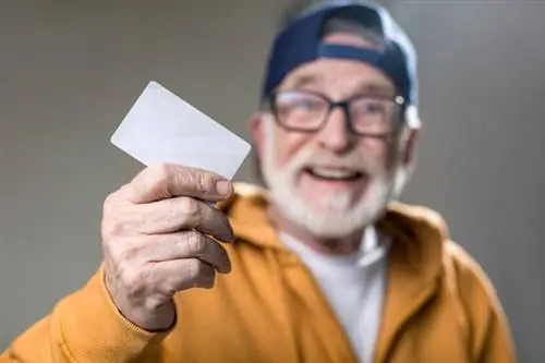 Карта пенсионера: что дает и где получить?