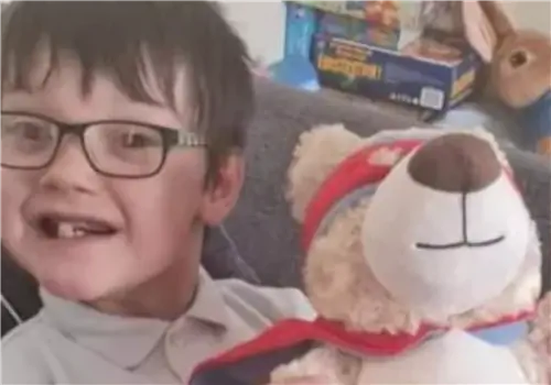 Пятилетний мальчик просит новое сердце для своего брата. «Больно видеть его таким беспомощным»