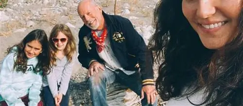 " Жестокая болезнь" . Семья Брюса Уиллиса опубликовала заявление, в котором рассказала, от чего он страдает