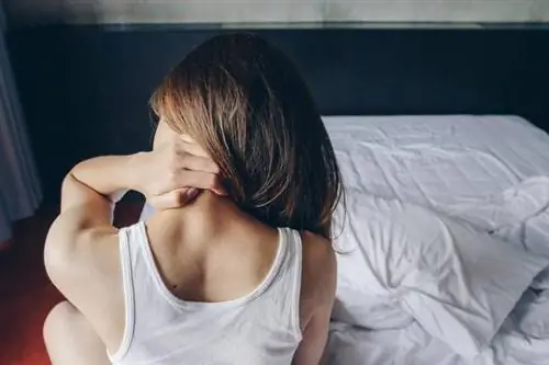 Женщина страдает от боли в шее