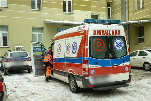 32-летняя женщина пропустила экстренную операцию. Она умерла в машине скорой помощи после 7 часов в отделении неотложной помощи