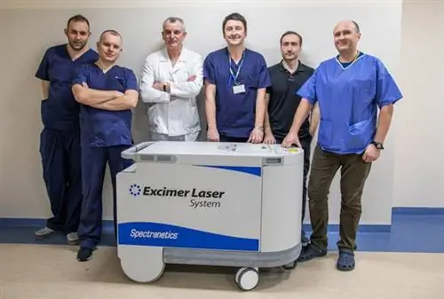 Первая в Польше новаторская операция по имплантации фенестрированного стент-графта «на месте» с помощью эксимерного лазера при лечении периренальной аневризмы.