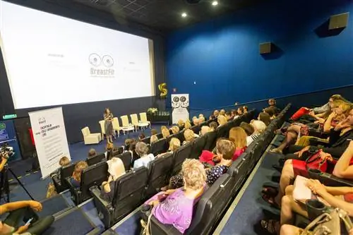 Пациенты с раком молочной железы в месте проведения кампании BreastFit. женский бюст. мужская вещь