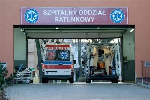 Отделения неотложной помощи находятся в осаде, пациенты ждут часами. Палаты переполнены