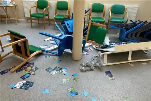 Агрессия против врачей растет. Разгневанный пациент снес кабинет, врач поделился фотографиями