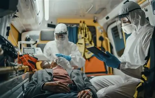 Волна случаев COVID-19 захлестнула Германию. Парамедики говорят о «системном коллапсе»