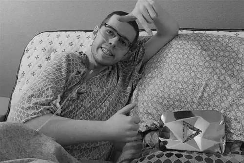 " Если ты это смотришь, значит, я мертв." 23-летний ютубер проиграл битву с раком