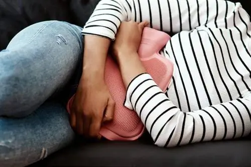 женщина с грелкой