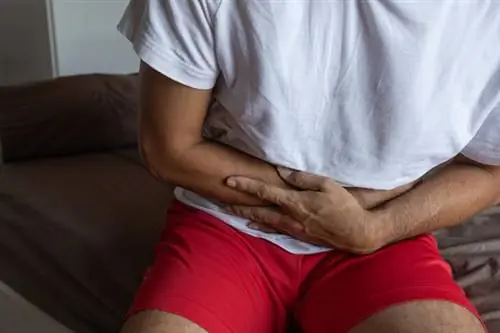 мужчина с болью в печени