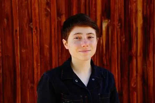 Кости мужчины почернели. Это редкий побочный эффект лекарств.