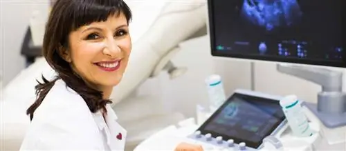 Польский врач спасает жизни детей в утробе матери. За свои достижения она была удостоена «Медицинского Оскара»