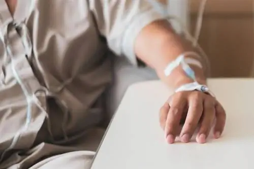 Крупный план руки с капельницей