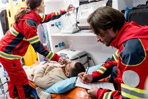 17-летний парень упал на землю и не подавал признаков жизни. У него был сердечный приступ. Полицейские приступили к делу