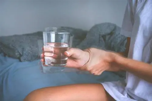 Женщина держит ее за руку