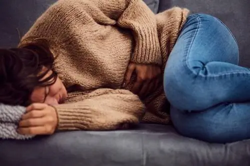 Крупный план женщины с болью в животе