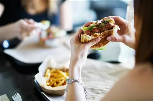 Вот худшие продукты для людей с повышенным давлением. В списке не только соль и кофе