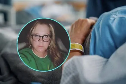 Женщина лежит на больничной койке