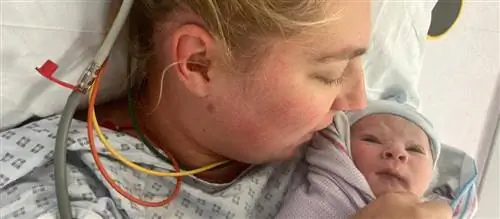 Новорожденный ребенок спас жизнь своей матери. Это было в дюйме от трагедии