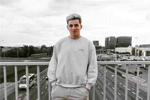 Что происходит с телом, когда ему не хватает сна? Этот ютубер решил не спать 50 часов