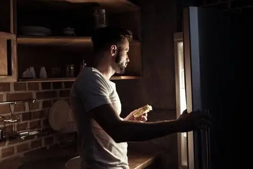 Не только ты. Еда на ночь способствует развитию опасного заболевания