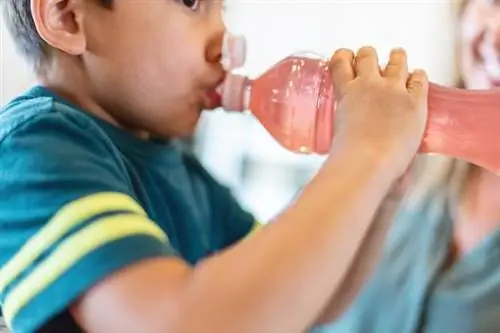 Крупный план ребенка, пьющего напиток