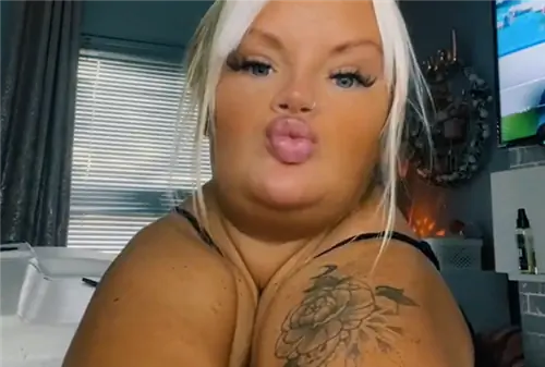 Она родилась без ключиц. Удивительно, что он делает со своим телом