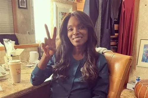 В сериале она сыграла медсестру, страдающую раком. Теперь она борется с раком в одиночку.