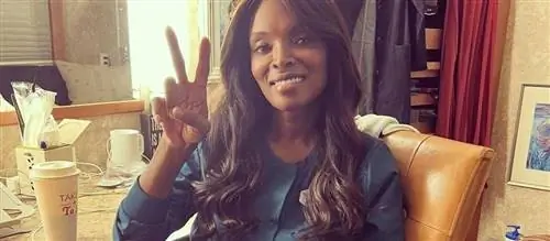 В сериале она сыграла медсестру, страдающую раком. Теперь она борется с раком в одиночку