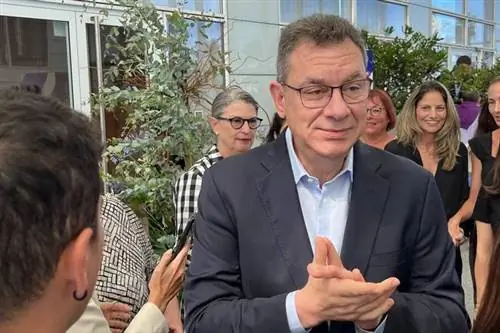 Босс Pfizer принимает 4-ю дозу, но у него снова вирус. Теперь он предупреждает других