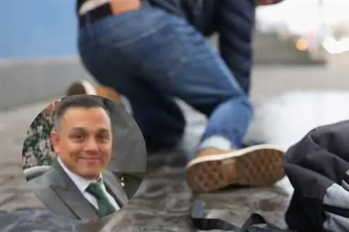 Он думал, что он просто неуклюжий, потому что много падал. Но это был симптом серьезной болезни