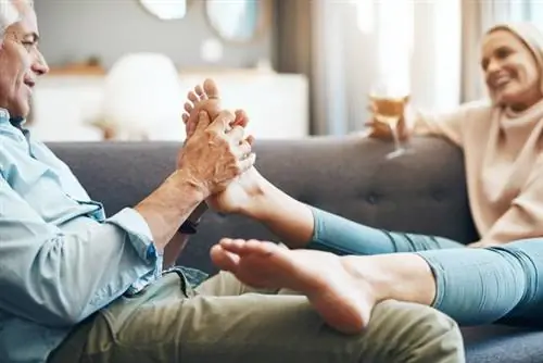 Муж массирует ногу жены