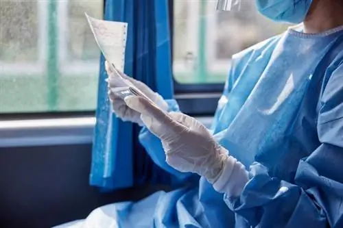 Медик читает документы