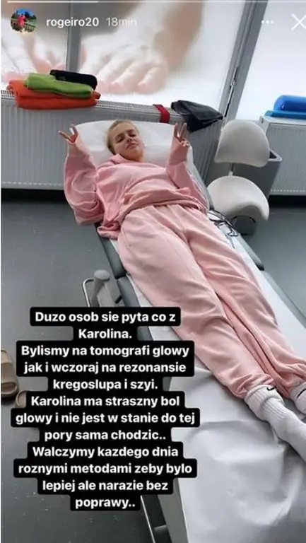 Каролина Писарек на больничной кушетке. Модель не может ходить одна