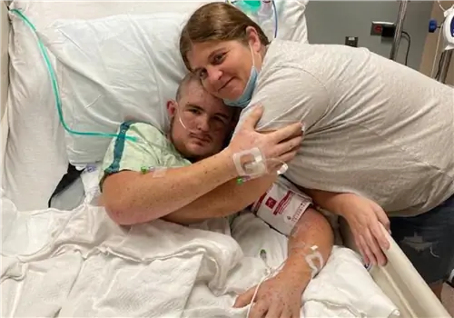 20-летний подросток пережил нападение "пчел-убийц" . Его жалили 20 000 раз