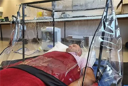 Мужчина под кислородной палаткой Мужчина под кислородной палаткой