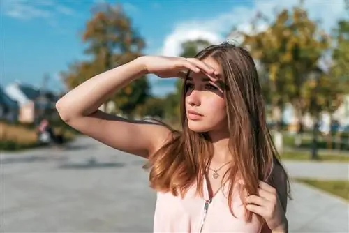 Не всегда начинается с крапивницы. Проверьте, нет ли у вас аллергии на солнце