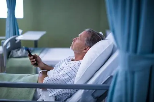 Пациент в больнице смотрит телевизор