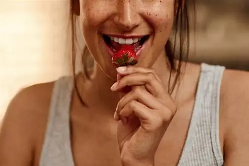 женщина ест клубнику