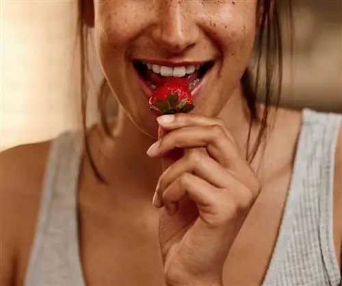 Сезон клубники продолжается, но он не для всех. Кому они могут навредить?