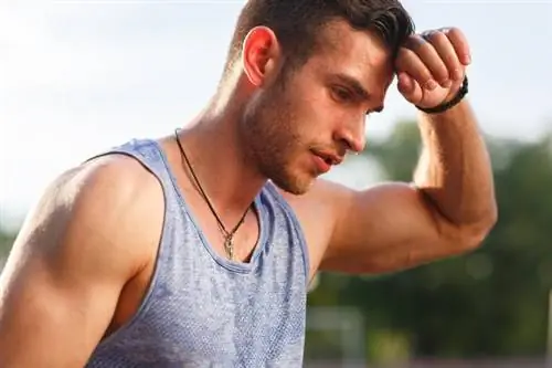 Спортсмен вытирает пот со лба