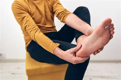 Жгучая боль в ногах – это не всегда грибок. Это может означать одно из этих 8 условий