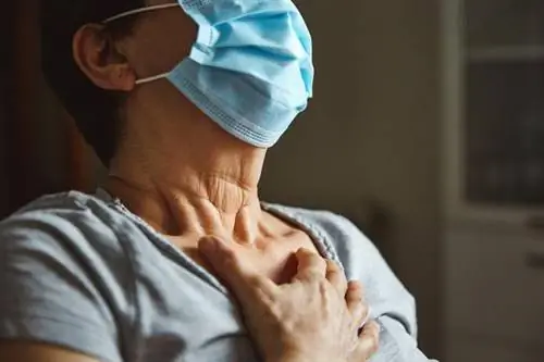 крупный план шеи женщины, у которой проблемы с дыханием