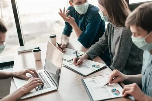 рабочие в масках во время встречи