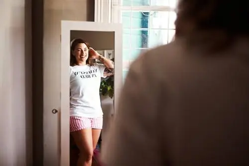 женщина смотрит в зеркало