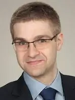 поклон. Мацей Гримуза, выпускник медицинского факультета Медицинского университета им. К. Марцинковский в Познани.