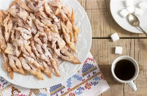 крупный план фаворков и кофе