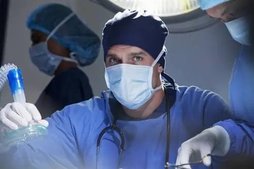 Женщины чаще умирают, когда их оперирует хирург-мужчина. Удивительные причины