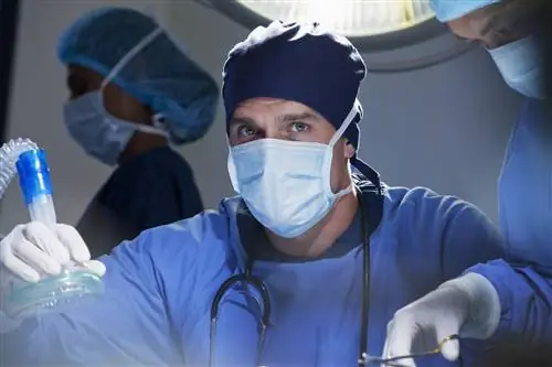 Женщины чаще умирают, когда их оперирует хирург-мужчина. Удивительные причины