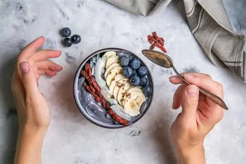 крупный план миски с йогуртом и фруктами